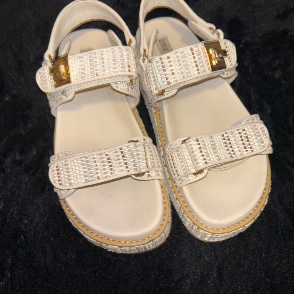 Stylish Sandals in Cream and Tan